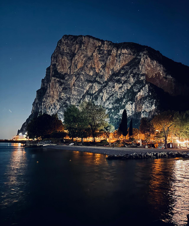 Nächtlicher Blick auf Campione del Garda